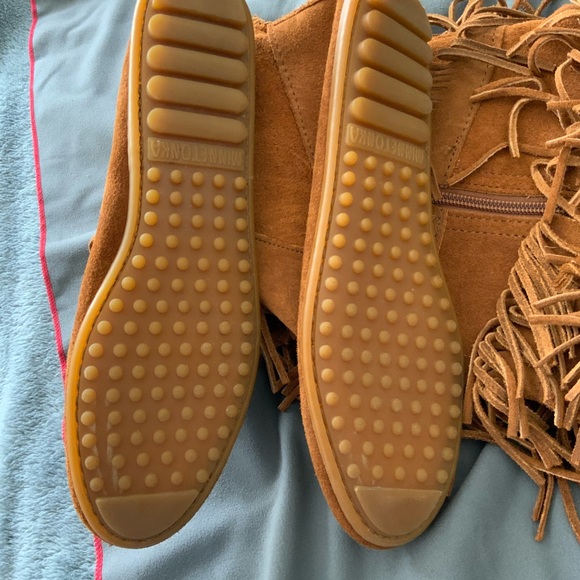 Suede Fringe Minnetonka like new condition - Picture 3 of 4
